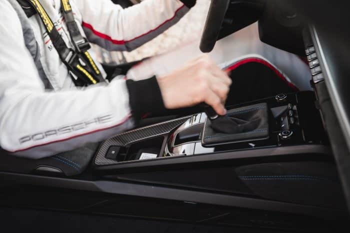 Porsche 911 GT3 con cambio manuale nuovo record sul giro al Nurburgring 10 700x466