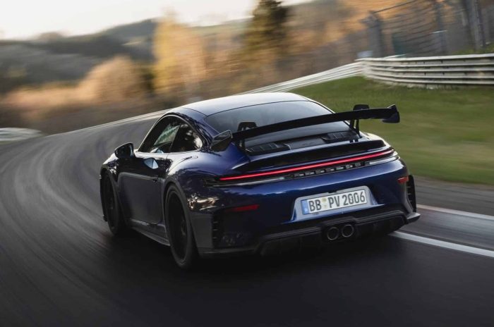 Porsche 911 GT3 con cambio manuale nuovo record sul giro al Nurburgring 5 scaled e1745301914694 700x464