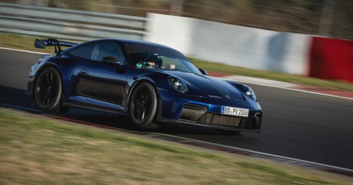 Porsche 911 GT3 con cambio manuale nuovo record sul giro al Nurburgring 7 e1745302262917 700x367