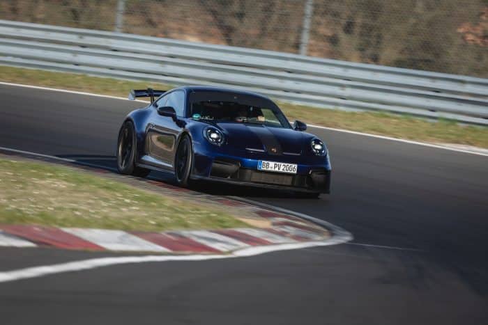 Porsche 911 GT3 con cambio manuale nuovo record sul giro al Nurburgring 9 700x467