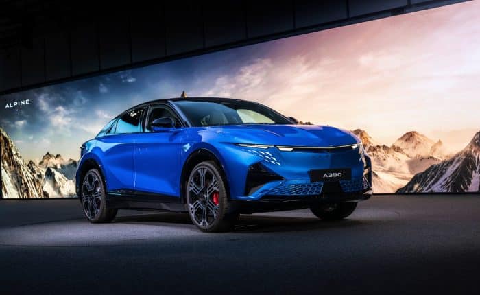 Alpine A390 elettrica a tre motori. Potenza fino a 470 cavalli 700x430