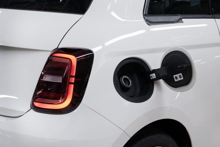 Fiat 500 Ibrida entra in produzione a Mirafiori 5 Fiat 500 ibrida 2025 10 700x467