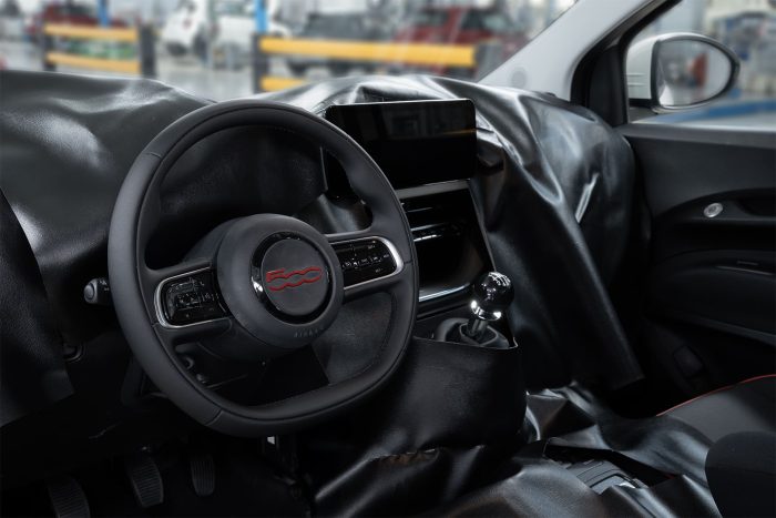 Fiat 500 Ibrida entra in produzione a Mirafiori 4 Fiat 500 ibrida 2025 6 700x467