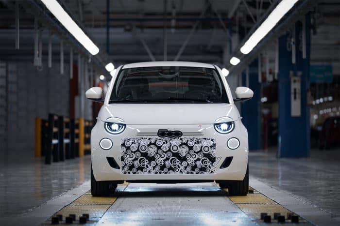 Fiat 500 Ibrida entra in produzione a Mirafiori 2 Fiat 500 ibrida 2025 7 700x467