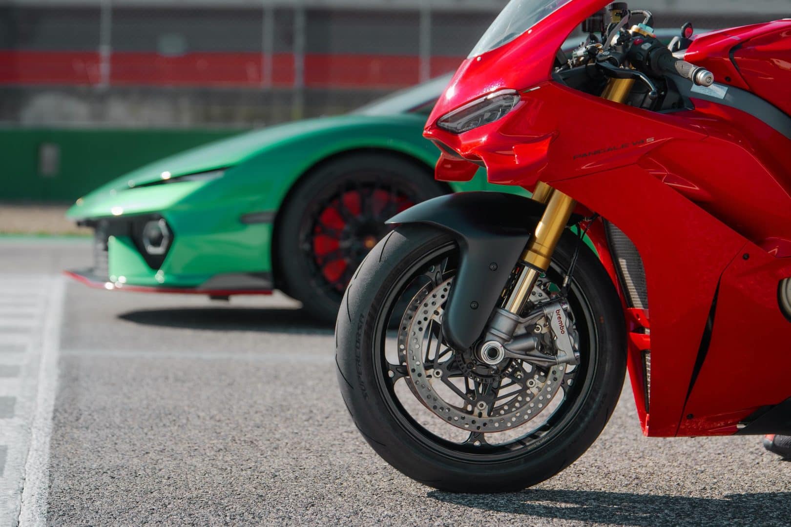 Lamborghini Temerario VS Ducati Panigale V4 le foto della sfida in pista 2 1620x1080