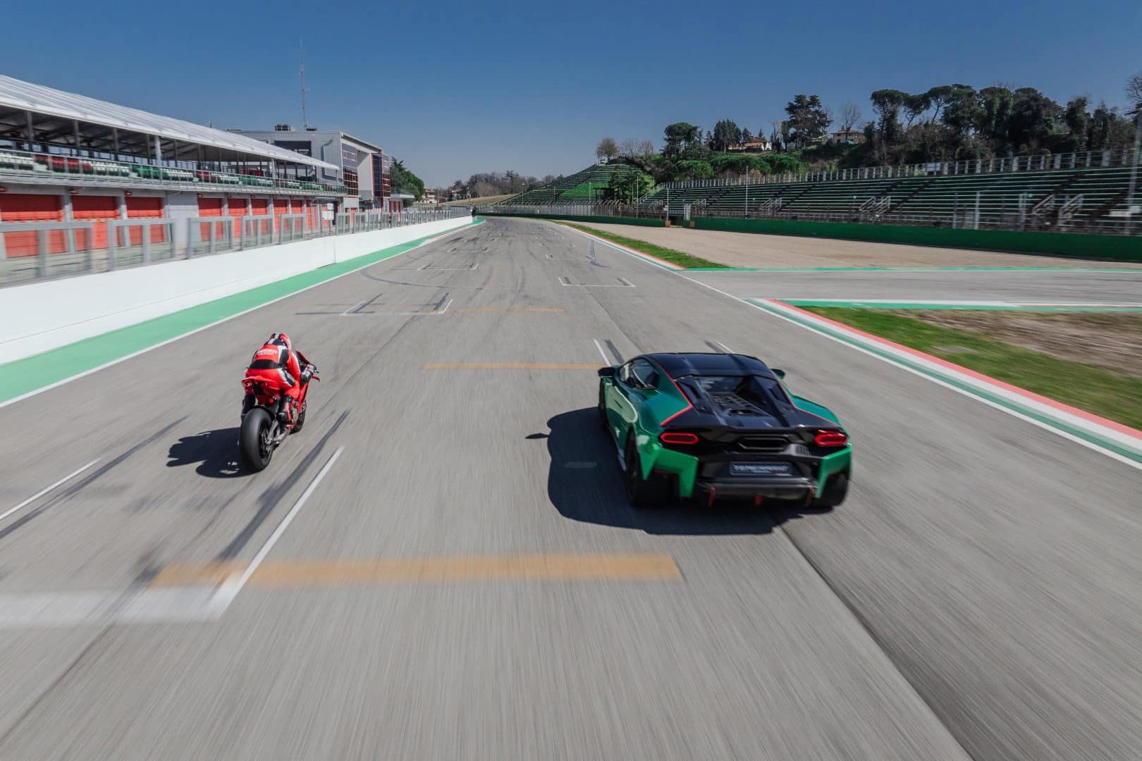 Lamborghini Temerario VS Ducati Panigale V4 le foto della sfida in pista 5 1620x1080
