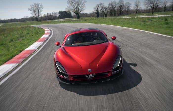 Nuova Alfa Romeo 33 Stradale prova 143 700x450