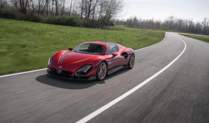 Nuova Alfa Romeo 33 Stradale prova 145 700x412