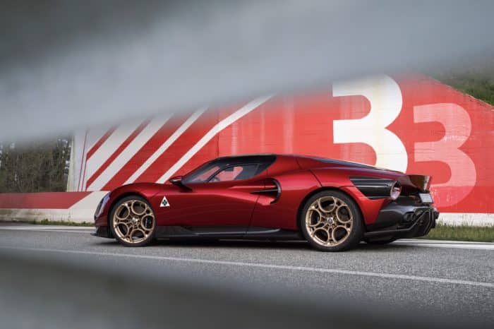 Nuova Alfa Romeo 33 Stradale prova 148 700x466