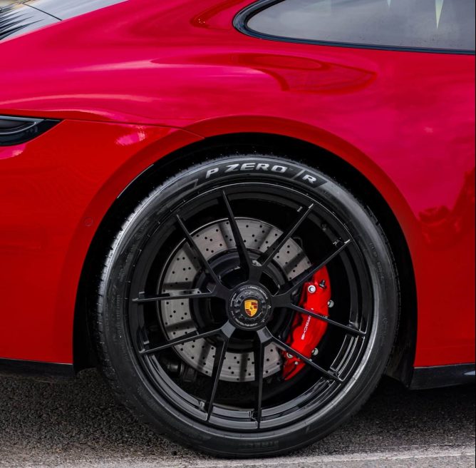 Pirelli P Zero R e Winter 2 per la Porsche 911 GTS Hybrid 4 scaled e1746438993625 668x656