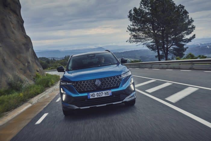 Renault Austral 2025 prova su strada 66 700x467