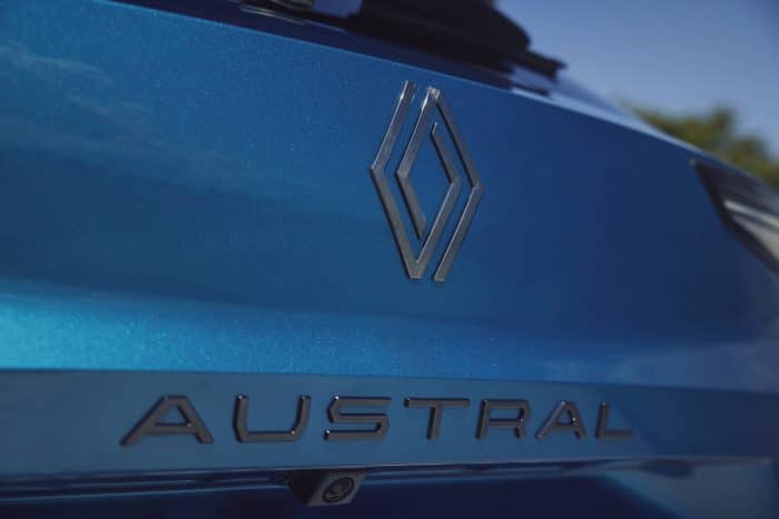 Renault Austral 2025 prova su strada 90 700x467