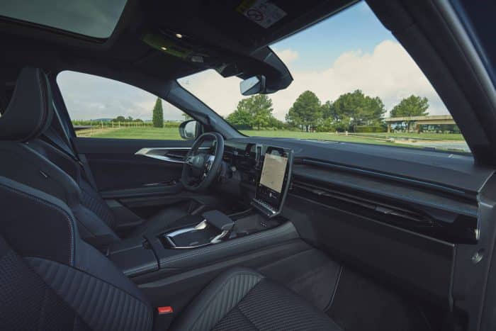 Renault Austral 2025 prova su strada 95 700x467