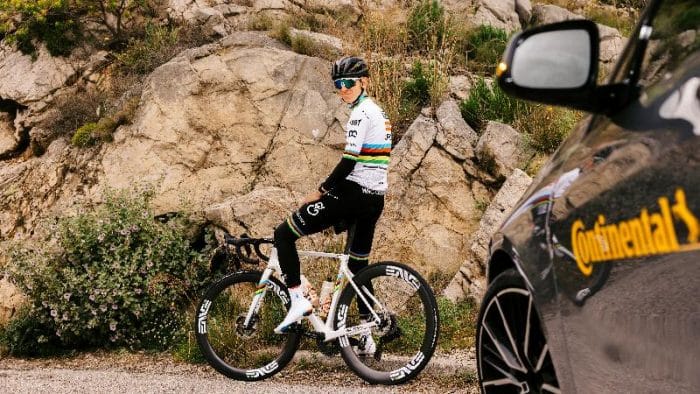 Tadej Pogacar e Continental 2 700x394