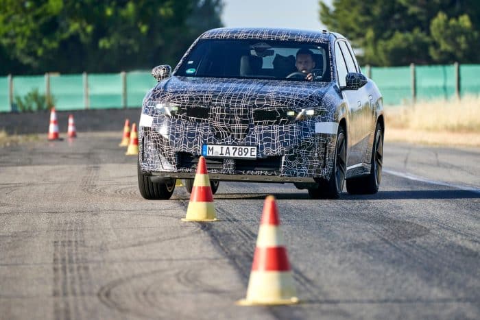 BMW iX3, primi test per il Suv elettrico da 800 km di autonomia 4 BMW iX3 primi test per il Suv elettrico da 800 km di autonomia 13 700x467