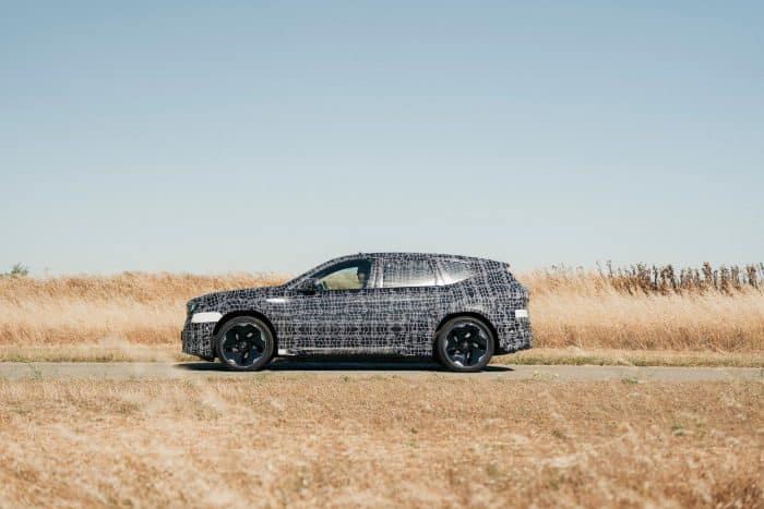 BMW iX3 primi test per il Suv elettrico da 800 km di autonomia 14 700x467