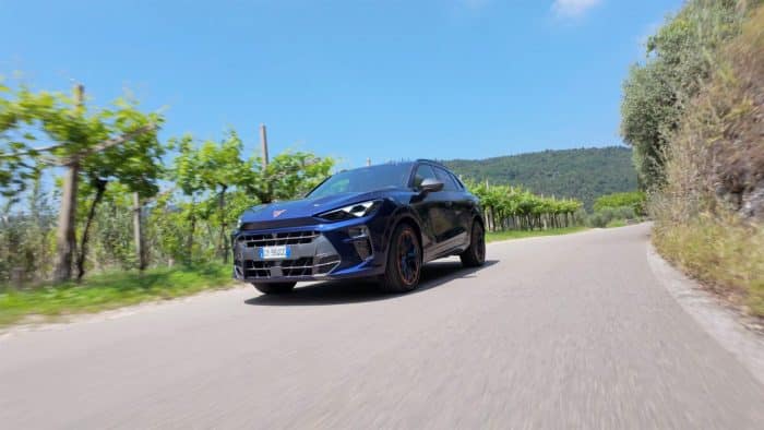 Cupra e-Hybrid, la prova delle sportive spagnole alla spina 6 CUPRA Terramar 1.5 e-HYBRID 204 CV Cosmos Blue