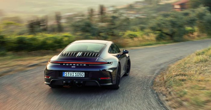 Market Edition 40 Anni Porsche Ferragamo 03. 01. 911 Carrera 4 GTS edizione 40 Anni Porsche Italia e1750309002418 700x365