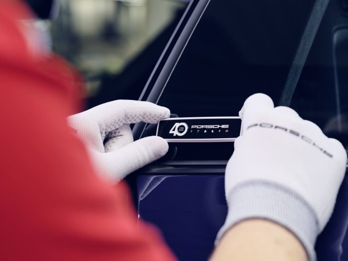 Market Edition 40 Anni Porsche Ferragamo 05. Placca celebrativa 40 Anni Porsche Italia 700x525