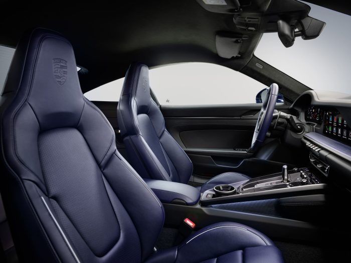 Market Edition 40 Anni Porsche Ferragamo 08. Taycan 4S edizione 40 Anni Porsche Italia i sedili anteriori e posteriori sono rivestiti in pelle ‘Blusogno con profili tubolari in color Pebble Grey 700x525