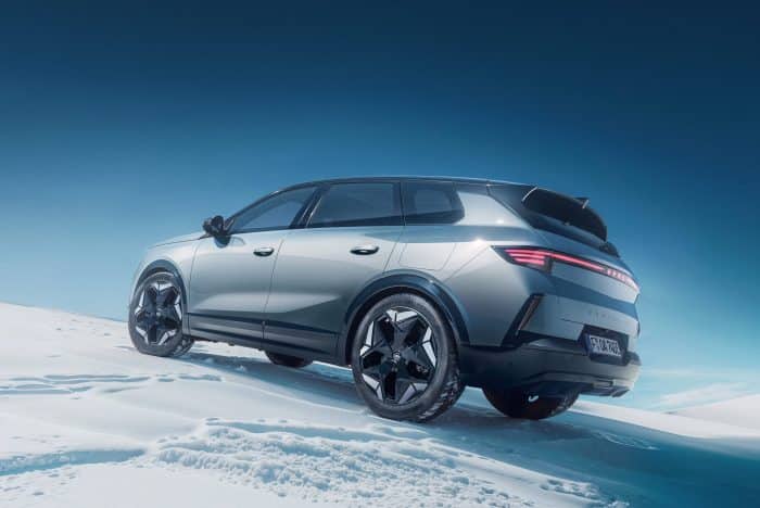 Opel Grandland elettrica a trazione integrale AWD 3 700x468
