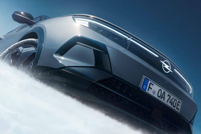 Opel Grandland elettrica a trazione integrale AWD 4 700x466