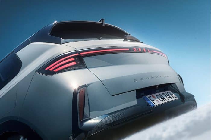 Opel Grandland elettrica a trazione integrale AWD 5 700x465