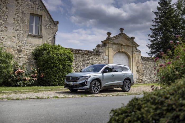 Renault Espace full hybrid E Tech Iconic Gris bleute Baltique 4 700x467