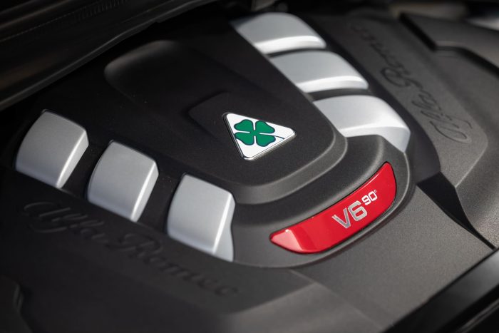 Clamoroso, auto termiche oltre il 2035. UE fissa il limite riduzione emissioni al 90% 3 Alfa Romeo Quadrifoglio motore V6 - auto termiche