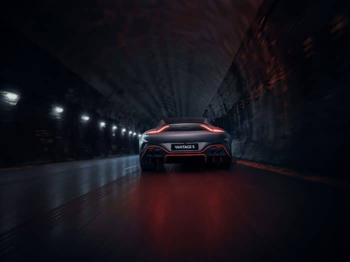 Aston Martin Vantage S 4 700x525