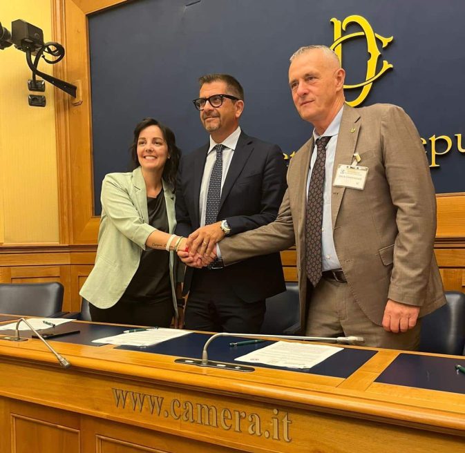 Da sin Valentina Borgogni Sindaco Daniele Silvetti Andrea VAnnucchi 2 e1753286377445 673x656