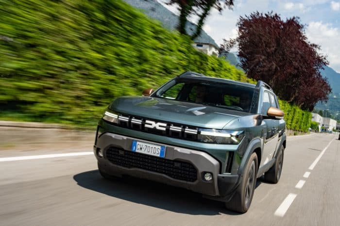 Dacia Duster 2025, il SUV urbano e off-road che non accetta compromessi 6 Dacia Duster 2025 35 700x466
