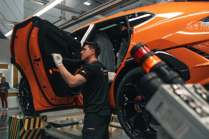 Draghi bacchetta la UE "Il 2025 dell'auto si basa su presupposti non validi" 5 Lamborghini fabbrica stabilimento. 700x467