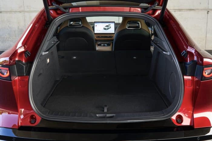 Mazda 6e il lusso elettrico giapponese alla prova su strada 26 700x467