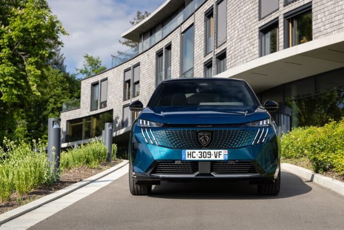 Peugeot e 3008 Dual Motor 7 700x467