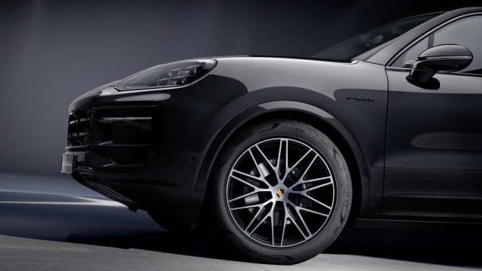 Porsche Taycan e Cayenne Black Edition 7 700x394