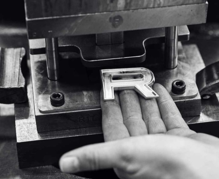 Range Rover Sport SV Bespoke 3 e1753332505636 700x573