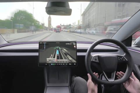 Tesla testa la guida autonoma supervisionata a Londra e sulla Magic Roundabout di Swindon 480x320