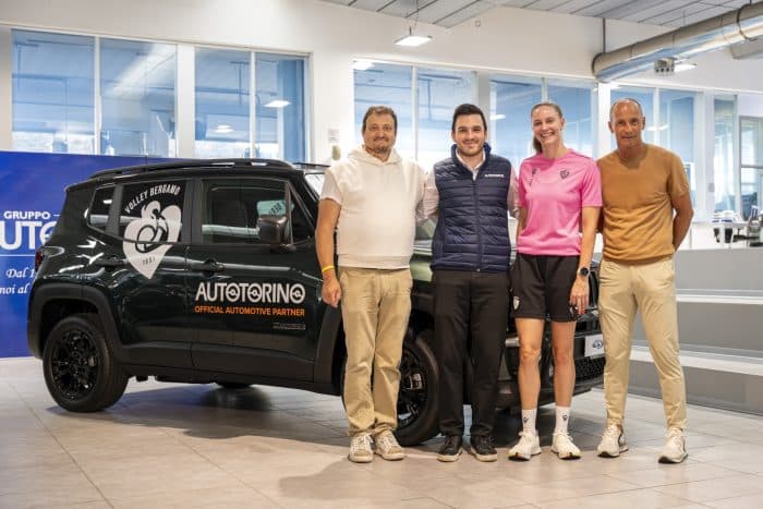 10 VolleyBG Autotorino consegna della vettura alla giocatrice Jennifer Mosser 700x467
