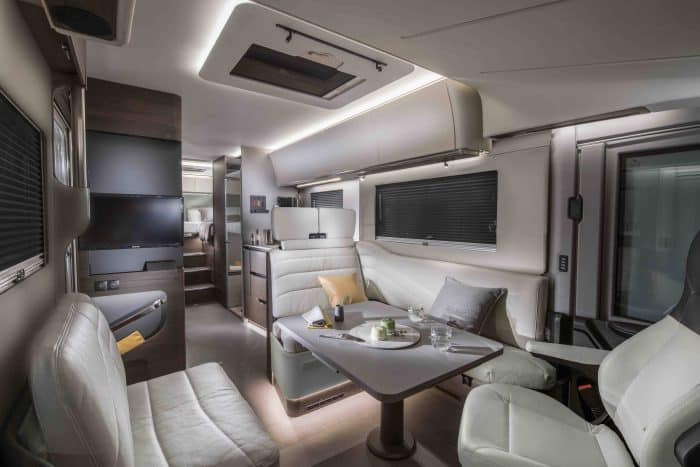 Camper 2025 le dotazioni speciali per il viaggio ADRIA Supersonic interior 700x467