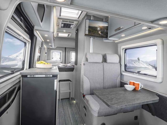 Camper 2025 le dotazioni speciali per il viaggio KNAUS 3300 R45 600 MQ INBP 5927 HFT 700x525