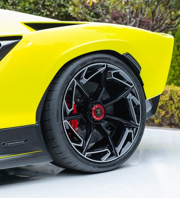 Pneumatici premium Bridgestone per la Lamborghini Fenomeno da 1.080 cavalli 4 Pneumatici premium Bridgestone per la Lamborghini Fenomeno da 1.080 cavalli 1