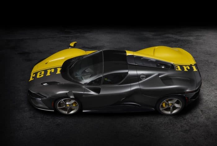 Record Ferrari Daytona SP3 la Rossa contemporanea venduta allasta a 26 milioni di euro 7 700x472