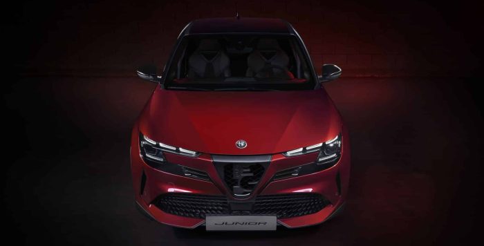 Alfa Romeo Junior elettrica 1 scaled e1758000319240 700x356