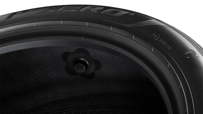 Aston Martin adotta la esclusiva tecnologia Pirelli Cyber Tyre e1757577499188 700x394