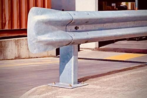 Incidenti stradali 2025: dati, cause e sfide per la sicurezza 5 Esempio di parte terminale di guardrail non protetta