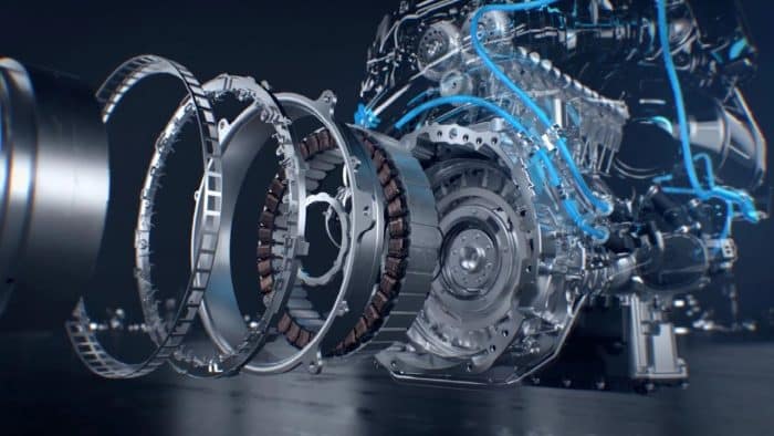 Mercedes ha smentito le indiscrezioni su un possibile accordo con BMW per la fornitura di motori endotermici Euro 7.

Lo ha chiarito Markus Schafer, responsabile tecnico della Casa, durante l’IAA Mobility di Monaco, confermando l’autonomia nello sviluppo dei propri propulsori.

Il manager ha definito prive di fondamento le voci di cooperazione con il costruttore rivale e ha presentato i progressi della famiglia FAME (Family of Modular Engines). Queste unità sono destinate a rispettare le normative Euro 7, China 7 e gli standard previsti negli Stati Uniti.

Mercedes, la famiglia FAME

La nuova generazione della CLA ha introdotto il primo quattro cilindri 1.5 benzina a ciclo Miller, appartenente alla famiglia FAME. A breve sarà affiancato da un sei cilindri progettato con le stesse caratteristiche modulari e già pronto per le normative future.

Questi propulsori rappresentano l’asse portante dell’evoluzione termica della Mercedes, sviluppata parallelamente alle piattaforme elettriche. Schafer ha precisato che l’obiettivo è garantire efficienza, prestazioni e conformità alle regole ambientali dei diversi mercati globali.

Mercedes, V8 e V12 confermati

Accanto ai nuovi motori a quattro e sei cilindri, la Casa ha confermato il ritorno di un V8 Euro 7 totalmente inedito. È prevista anche una variante ad alte prestazioni, pensata per i modelli firmati AMG.

Schafer ha aggiunto che il V12 continuerà a essere offerto ancora per diversi anni sui modelli di lusso della gamma, mantenendo così un legame con la tradizione motoristica più esclusiva della Stella.

Con questa strategia, la Mercedes rafforza la propria presenza nei segmenti premium, senza abbandonare le motorizzazioni storiche mentre sviluppa la gamma elettrica.

Leggi ora: le news motori