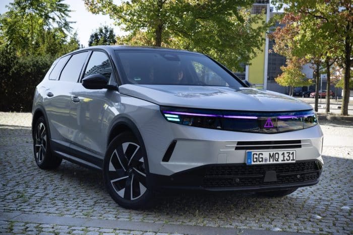 Opel luci intelligenti con AI per auto autonome 2 700x466