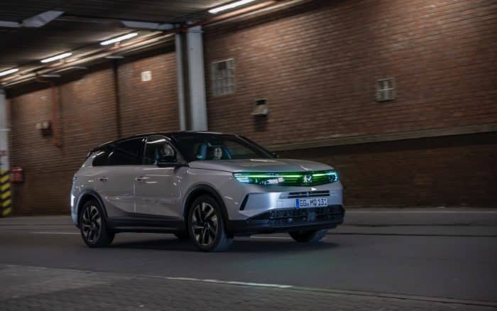 Opel luci intelligenti con AI per auto autonome 9 700x438