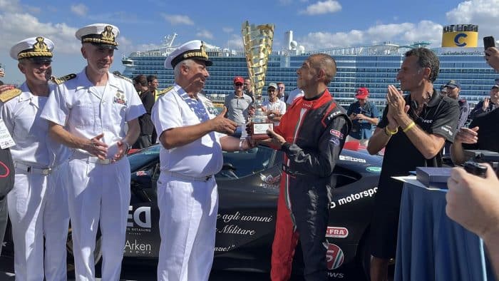 Record di Fabio Barone a 164 kmh sulla Nave Trieste con la Ferrari SF90 Stradale 4 700x394